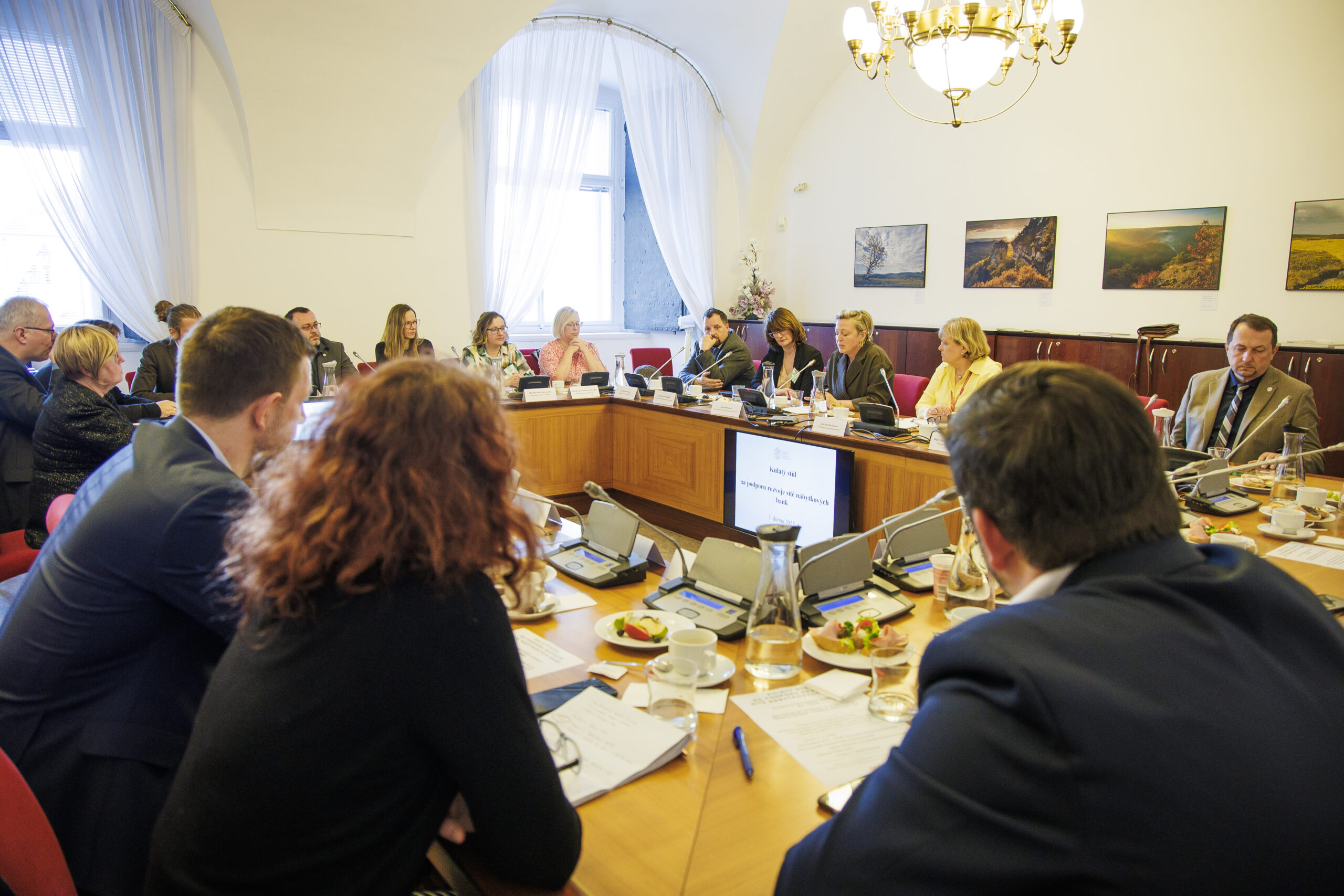 Uspořádali jsme kulatý stůl v Poslanecké  sněmovně